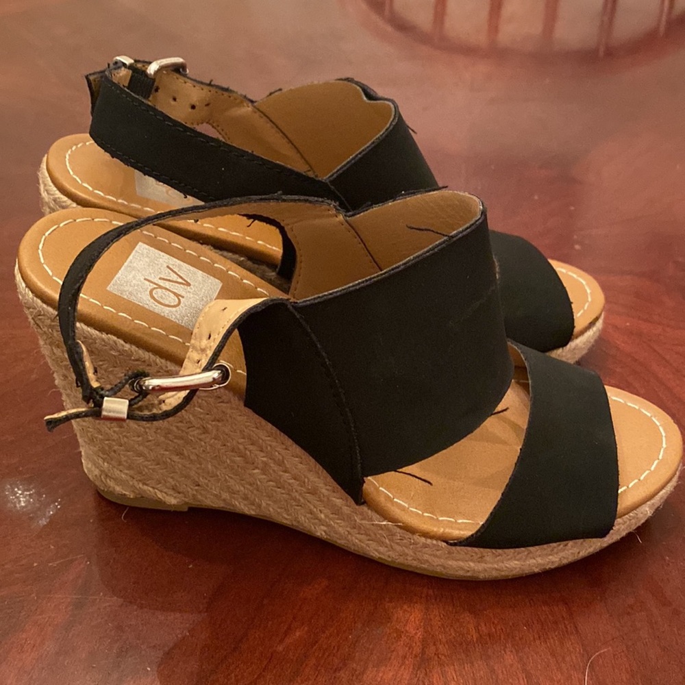 🦊 DV black wedge. Dress up any outfit.